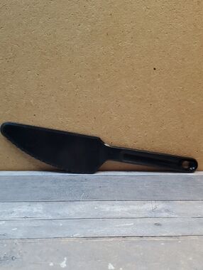TUPPERWARE BLACK SERRATED EDGE CAKE CUTTER KNIFE  1819-9